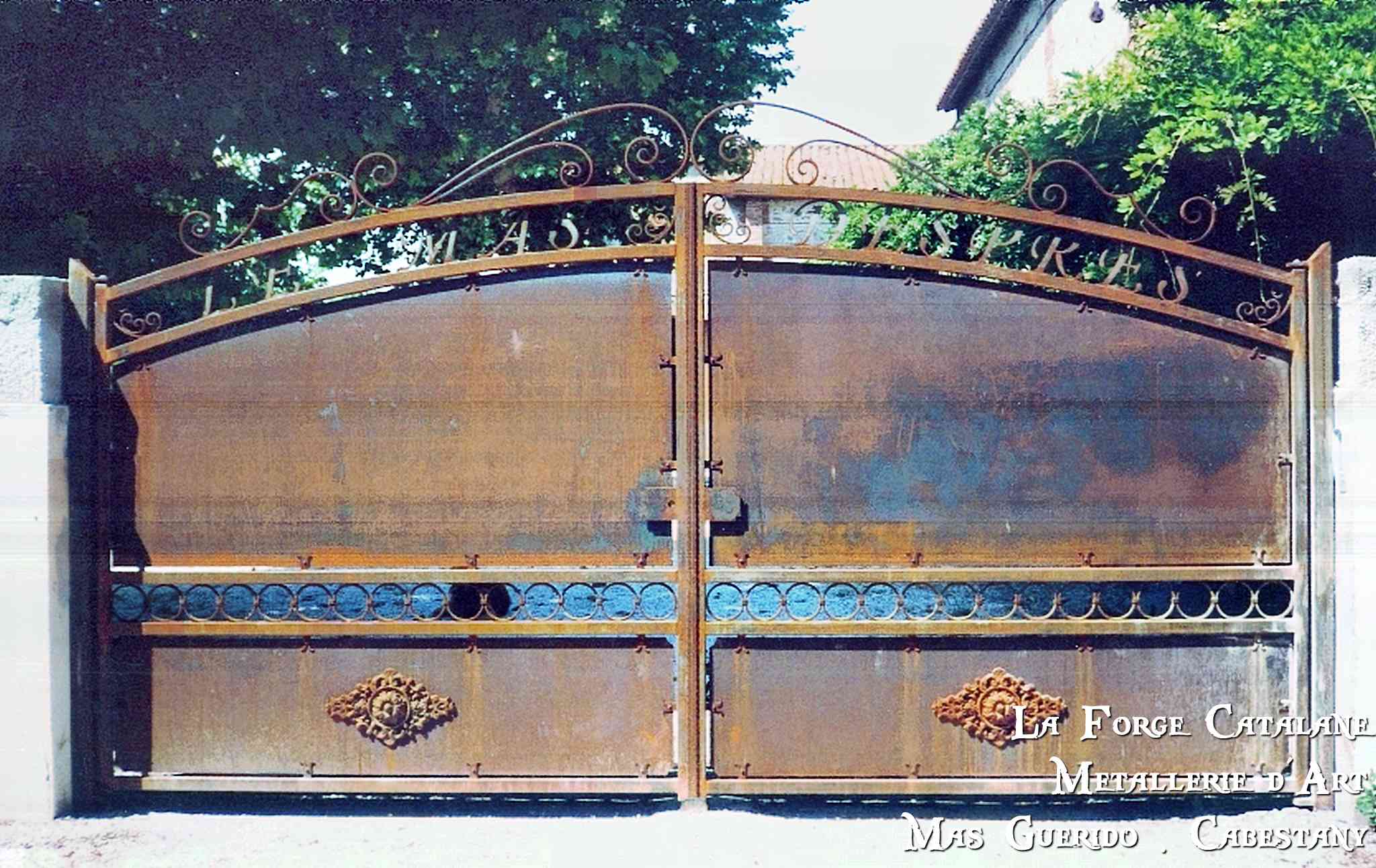 portail 2 vantaux cintre tole lettres palmettes  forge catalane.jpg